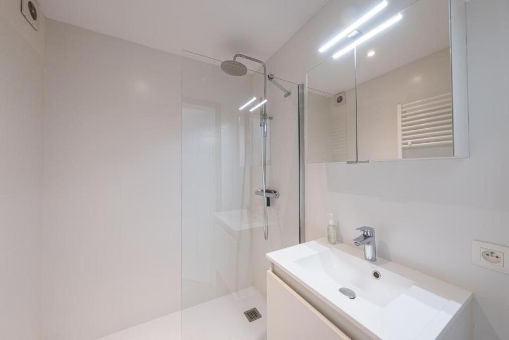 Luxury Apartment With Free Parking أوستيند المظهر الخارجي الصورة